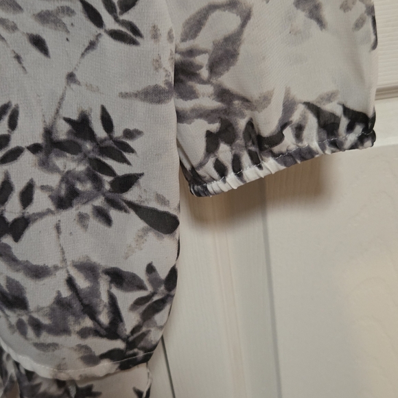 Elegant Floral Women's Blouse - Gray and White - Picture 3 of 8